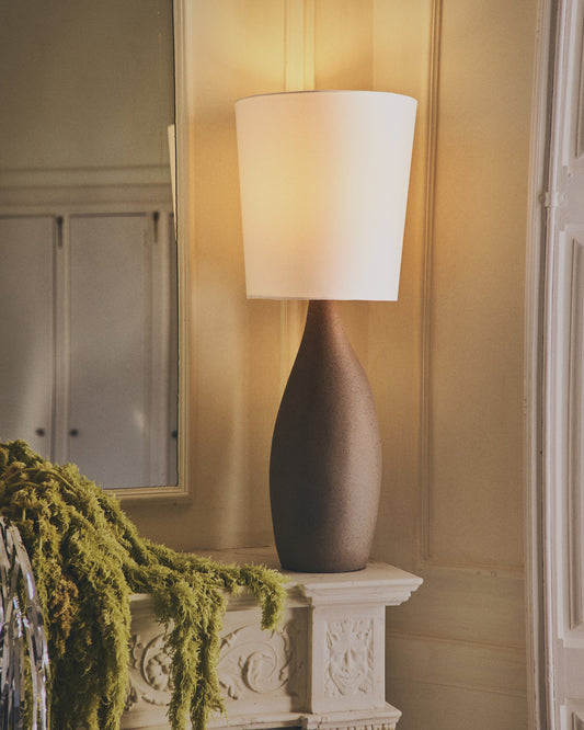 Lampada da tavolo grande Viona con effetto pietra testurizzata e paralume in cotone