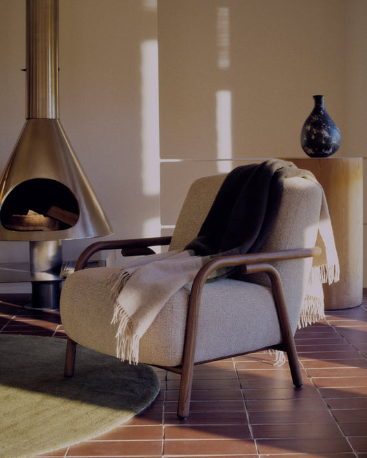 Poltrona Sylo in ciniglia beige e legno massiccio di frassino con finitura color noce