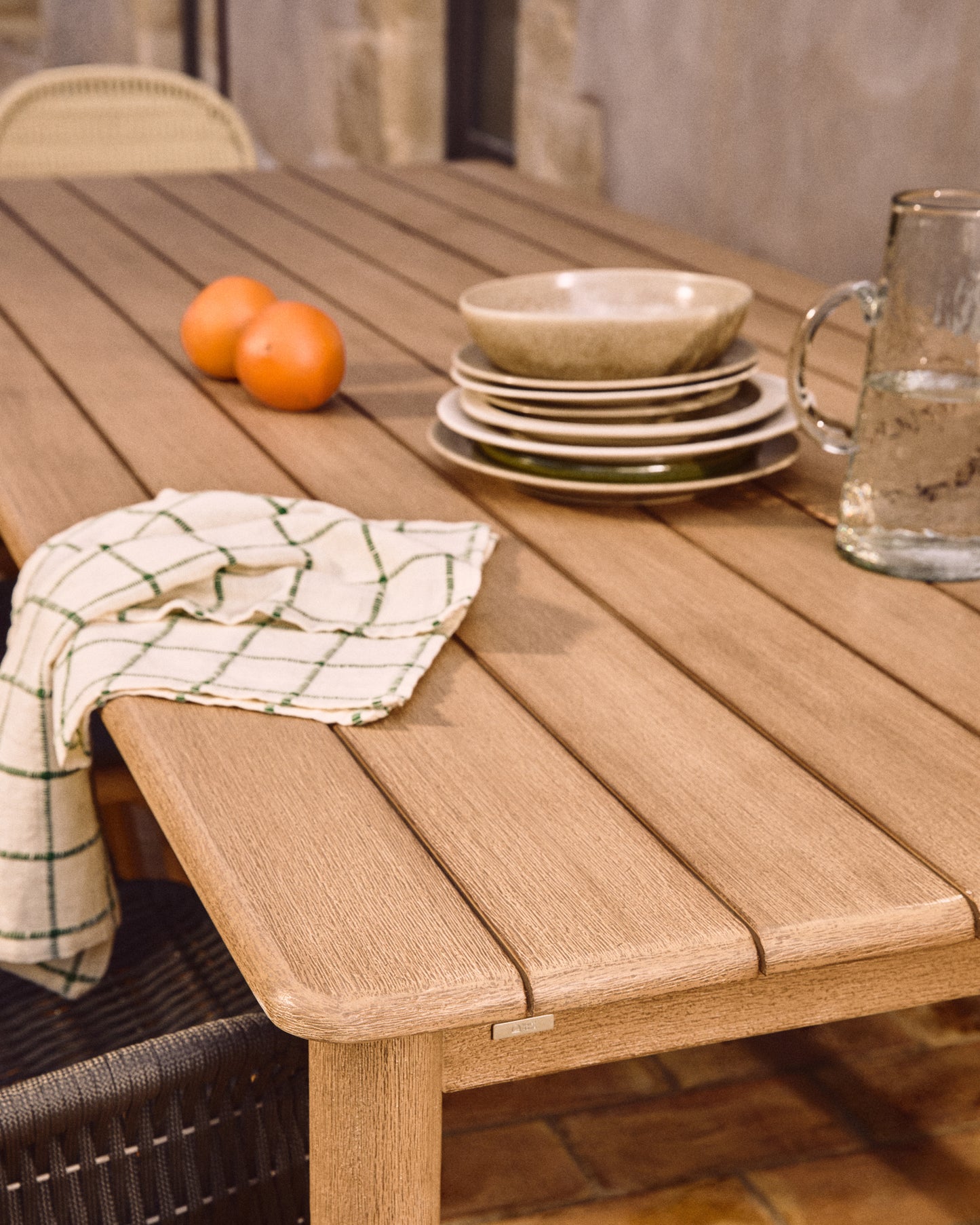 Set di tavolo Sori in legno massiccio di acacia e 6 sedie Alipa in legno massiccio di acacia e corda écru 200 x 100 cm