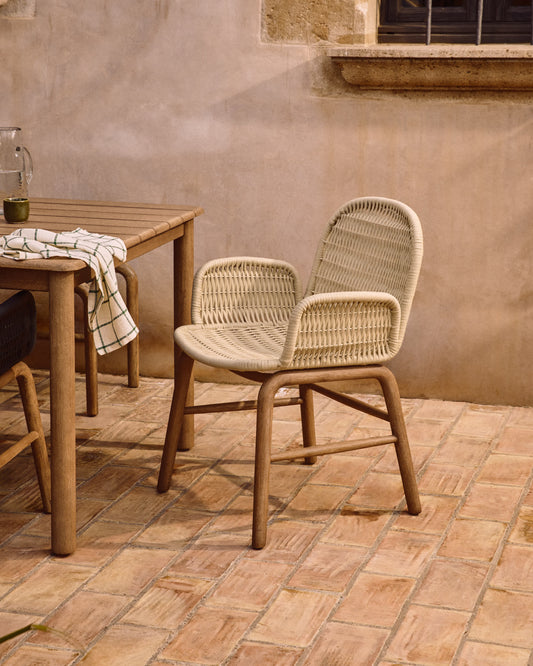 Sedia Alipa con braccioli in legno massiccio di acacia e corda ecru