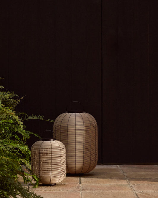 Lampada da tavolo piccola portatile Saranella LED in rattan sintetico grigio chiaro