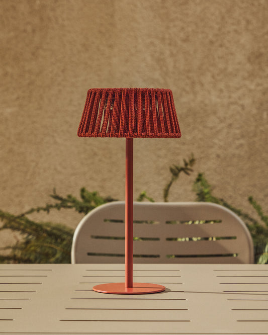 Lampada da tavolo solare per esterni Aldet in corda piatta con base in metallo color terracotta