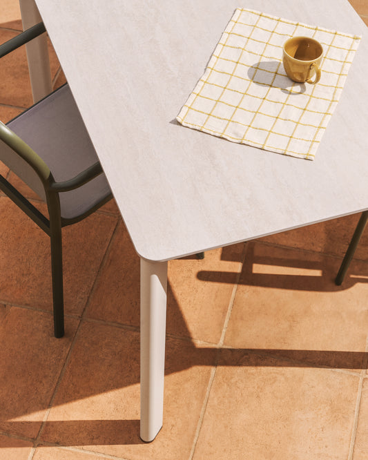 Tavolo Anafi in pietra sinterizzata e alluminio beige 140 x 80 cm