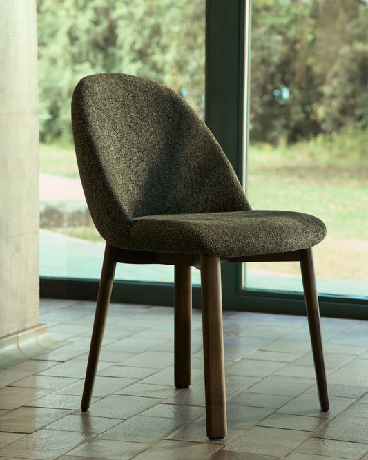 Sedia Meila in ciniglia verde e gambe in rovere massiccio con finitura noce