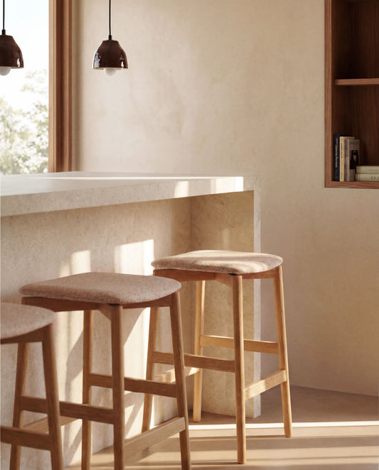 Sgabello Evera in ciniglia beige e impiallacciato di rovere con finitura naturale 65 cm