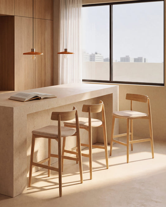 Sgabello Evera in ciniglia beige con schienale in impiallacciato di rovere con finitura naturale 65 cm