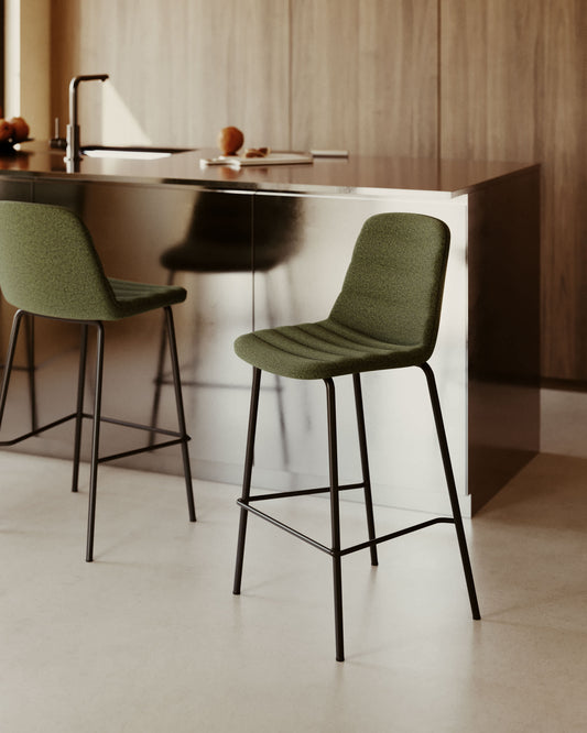 Sgabello Zunilda in ciniglia verde scuro e acciaio con finiture nero opaco altezza 65 cm
