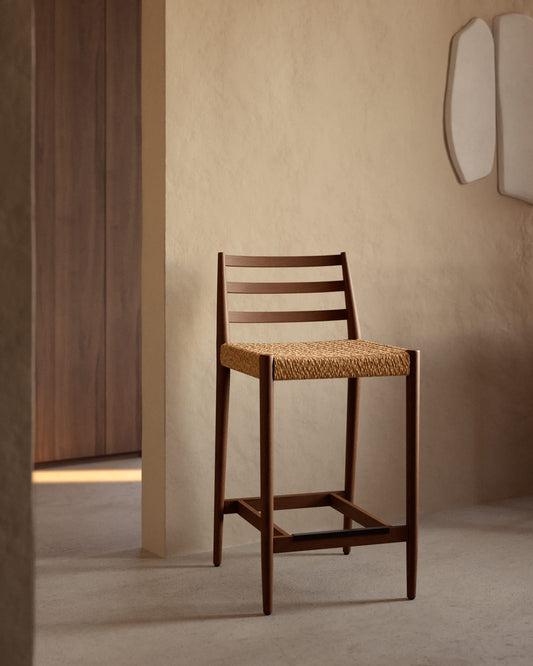 Sgabello Analy con schienale in legno massello di rovere con finitura noce e seduta in corda, 65 cm