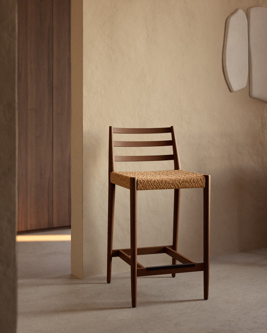 Sgabello Analy con schienale in legno massello di rovere con finitura noce e seduta in corda, 65 cm
