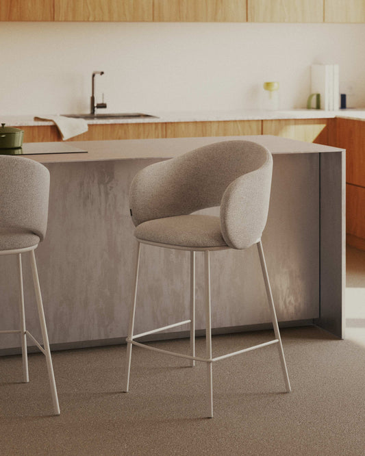 Sgabello Maina di ciniglia beige e gambe in acciaio con finitura beige 65 cm
