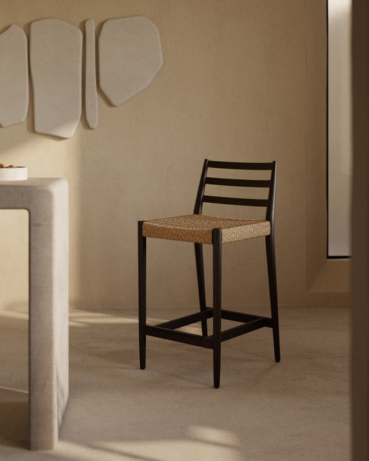 Sgabello Analy con schienale in legno massello di rovere con finitura in nero e seduta in corda da 65 cm
