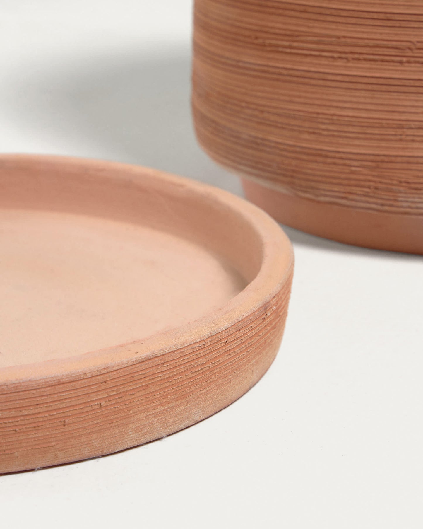 Set Karlina di 2 vasi con piattino in terracotta