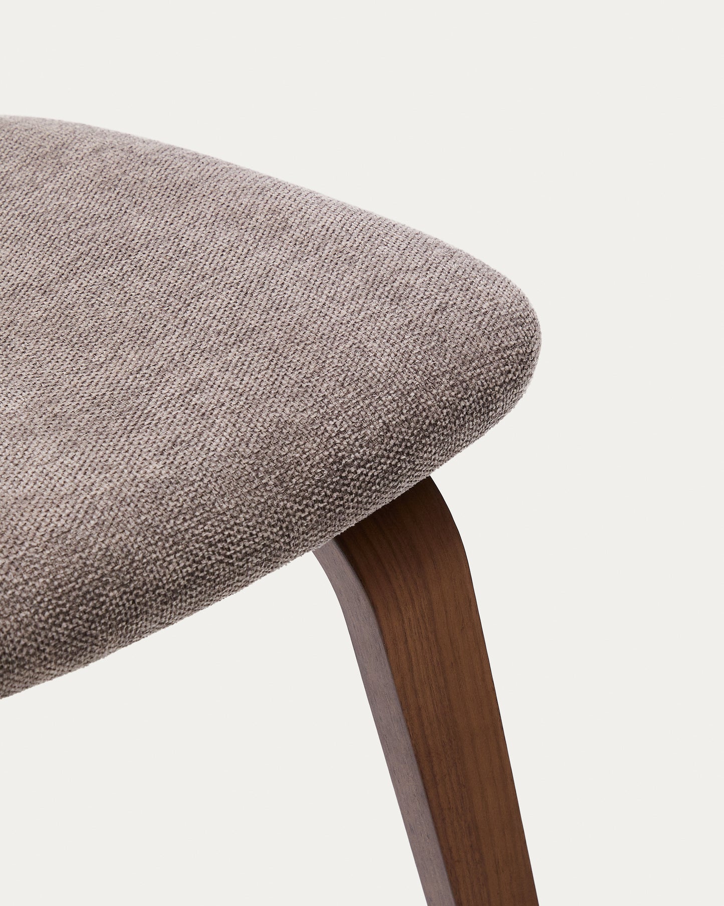 Sedia Gena in chenille beige struttura in impiallacciatura di noce