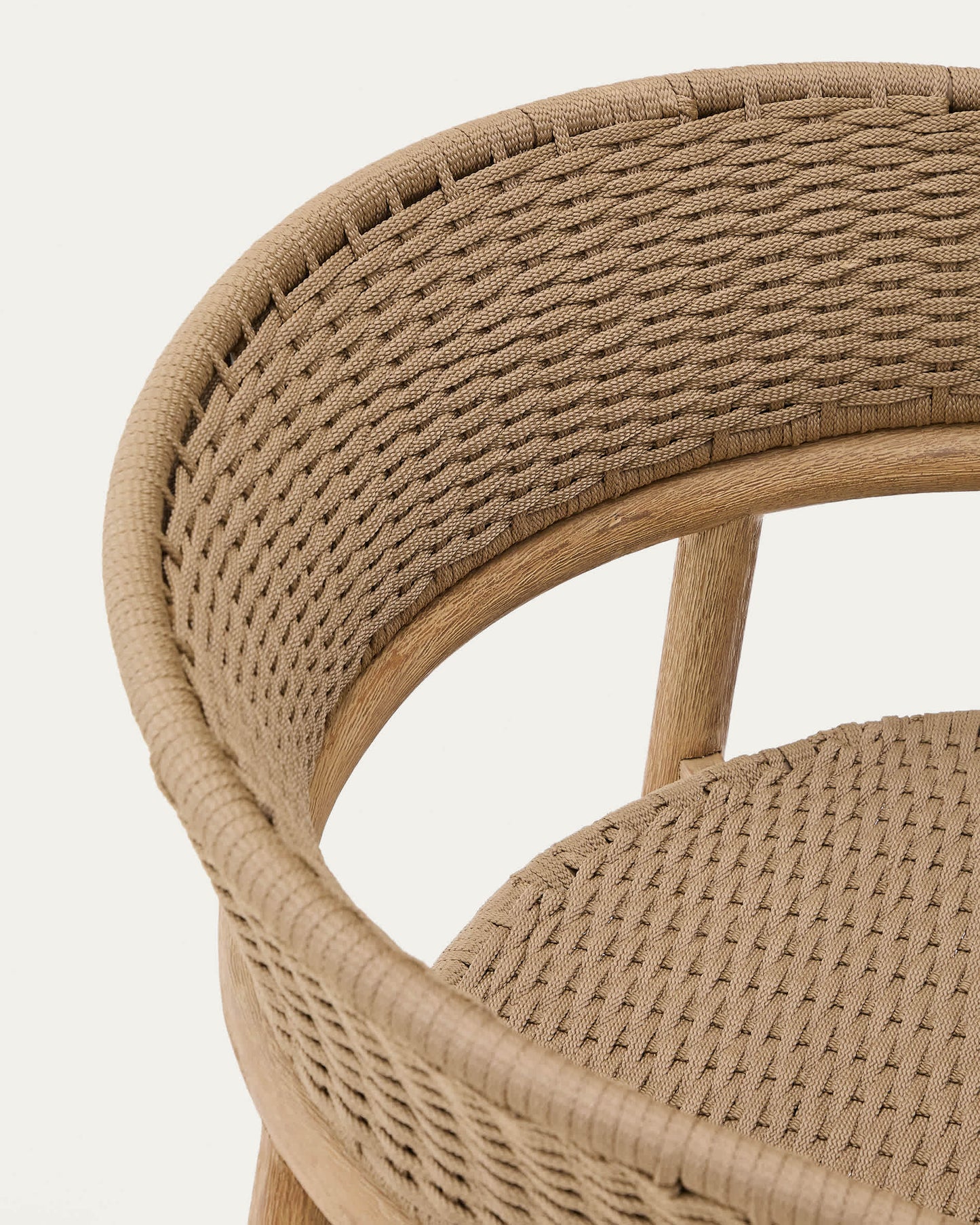 Poltrona Arinella in legno massiccio di acacia, finitura naturale e corda beige