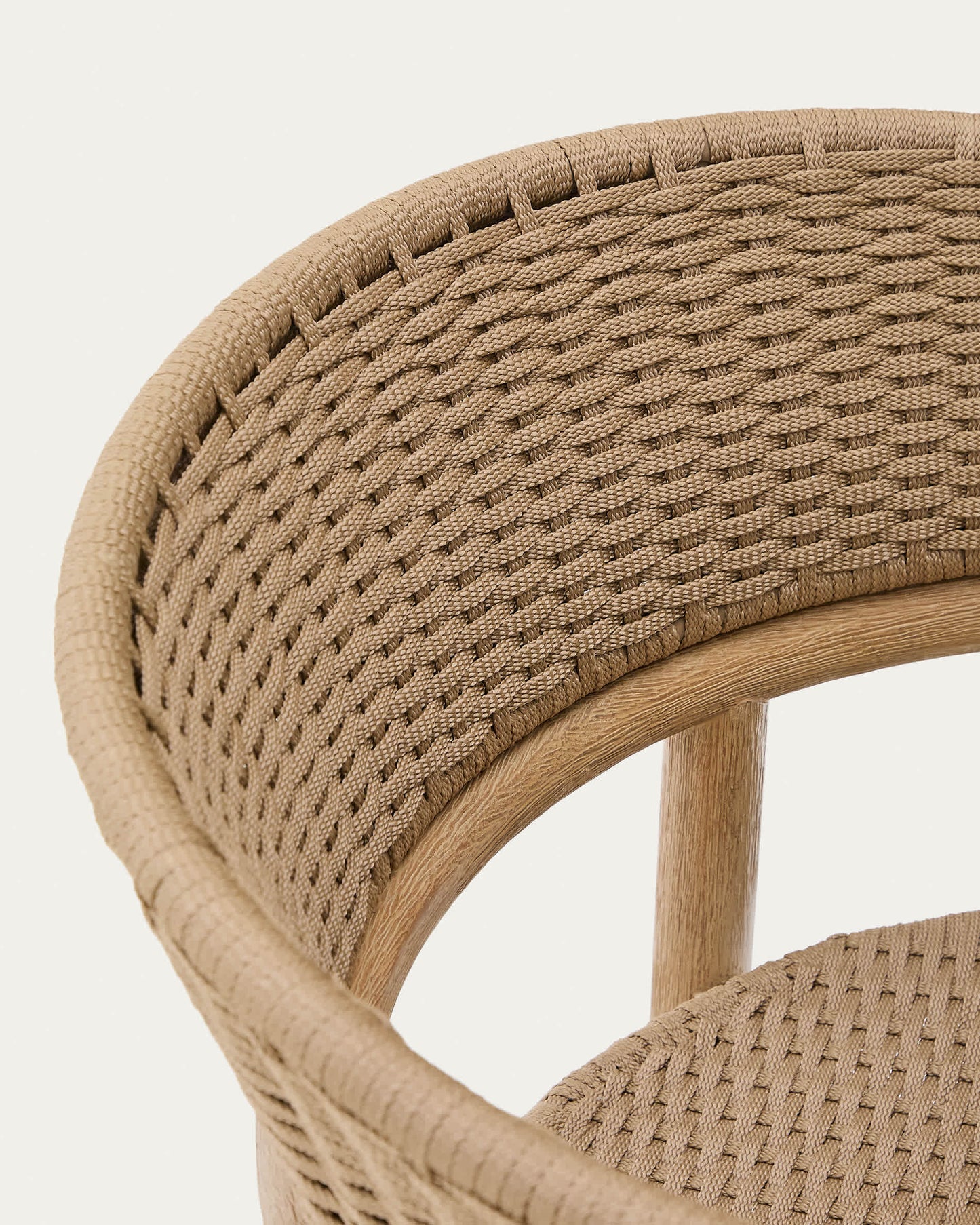 Sedia Arinella in legno massiccio di acacia con finitura naturale e corda beige