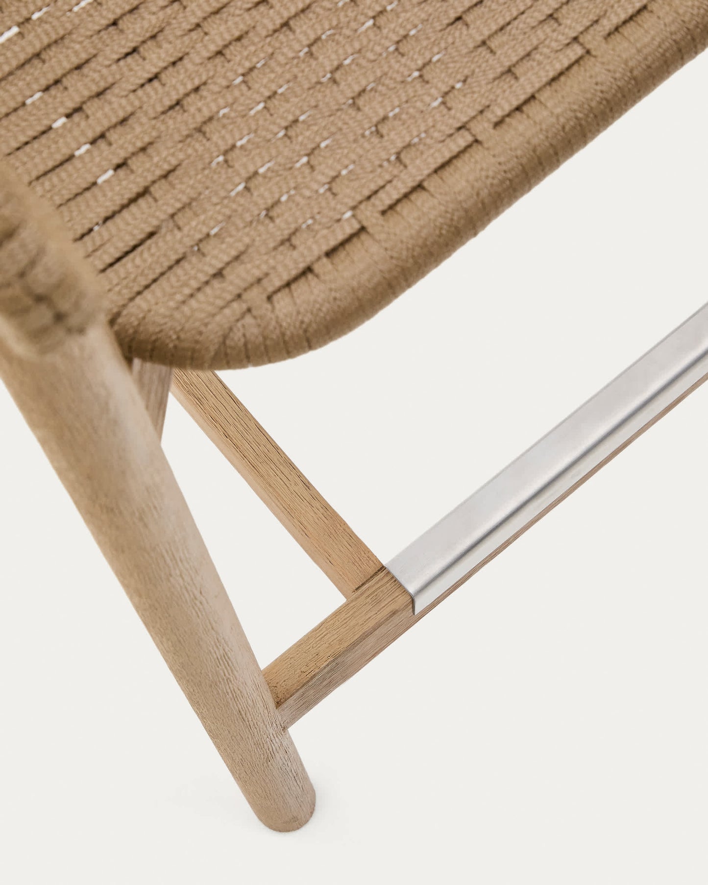 Sgabello Arinella in legno massiccio di acacia con finitura naturale e corda beige 65 cm