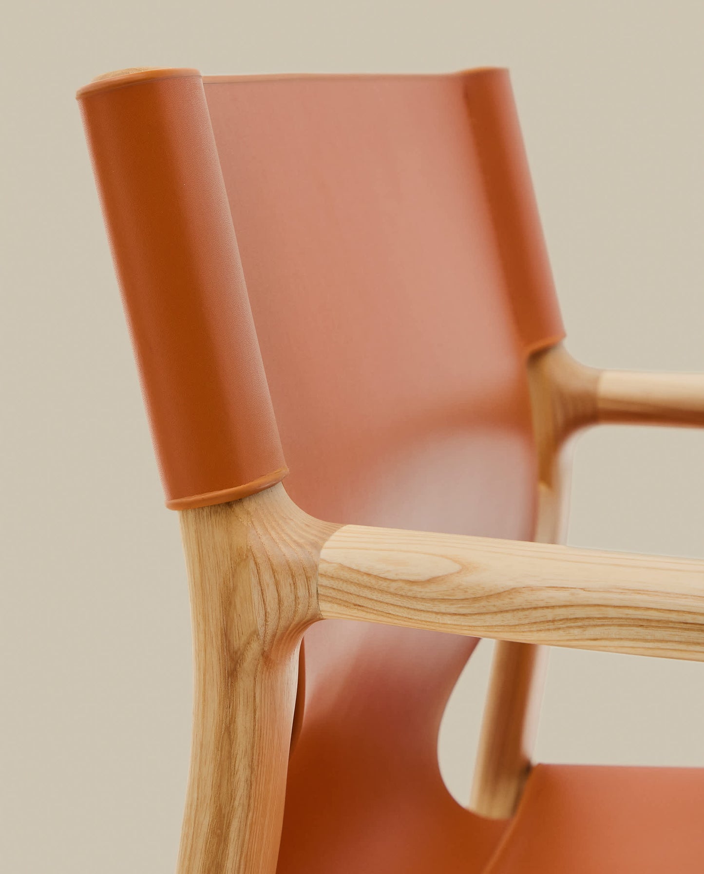 Sedia Jan realizzata in fibre di cuoio riciclato marrone chiaro e legno massiccio di frassino con finitura in tono naturale