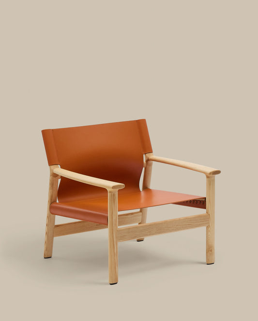 Poltrona Jan realizzata in fibre di cuoio riciclato marrone chiaro e legno massiccio di frassino con finitura in tono naturale