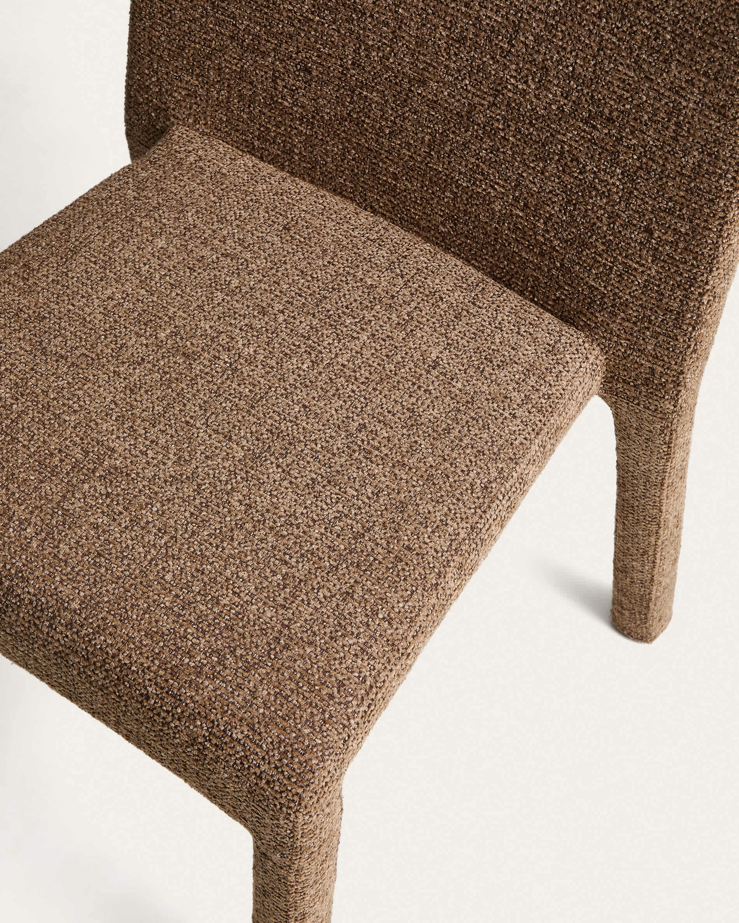 Sedia impilabile Loria in ciniglia marrone cioccolato FSC 100%