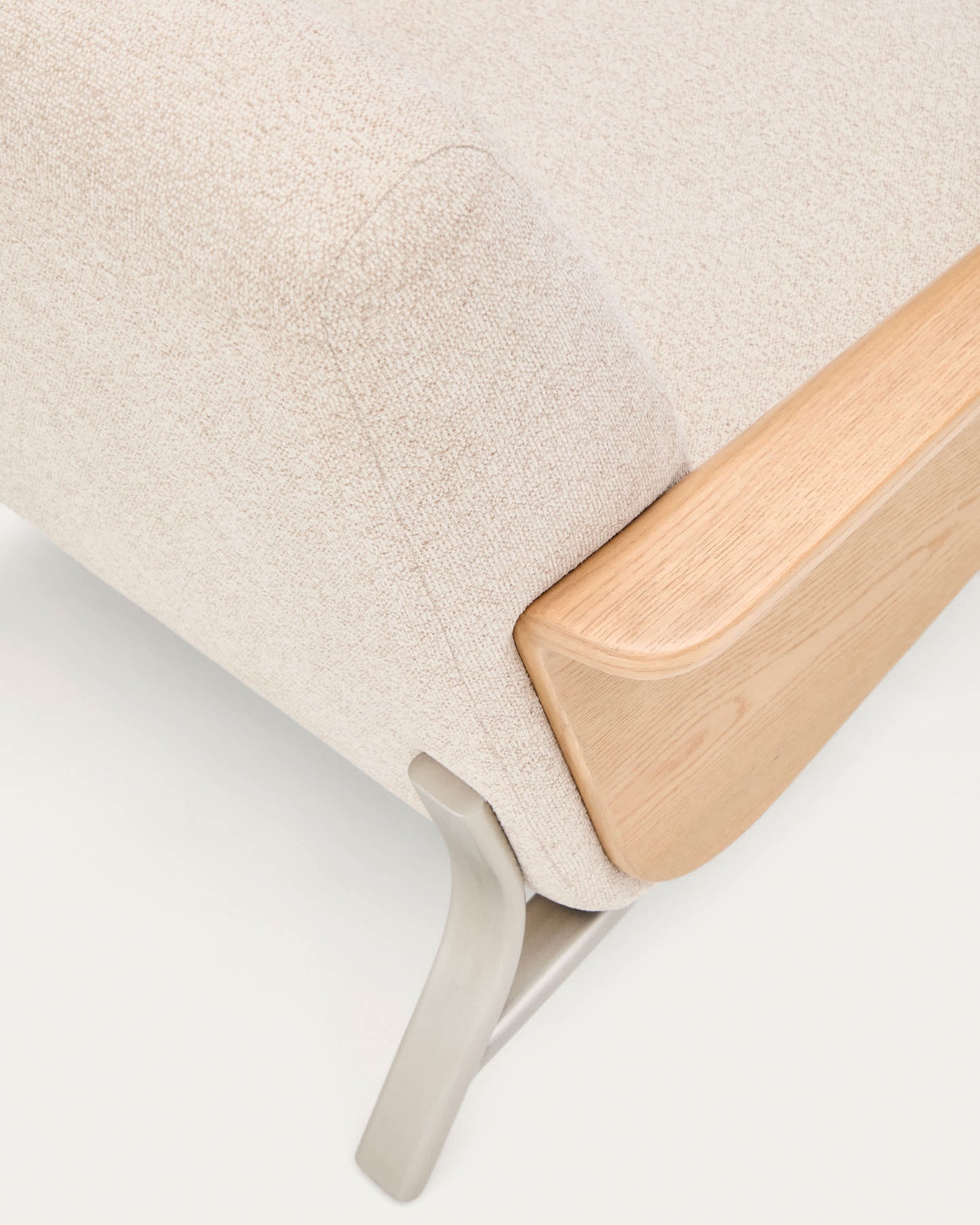 Poltrona Amsen beige in compensato di rovere e gambe in acciaio inox spazzolato