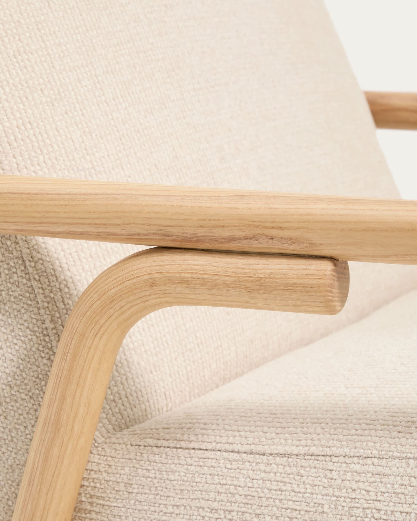 Poltrona Sylo in ciniglia beige e legno massiccio di frassino con finitura naturale