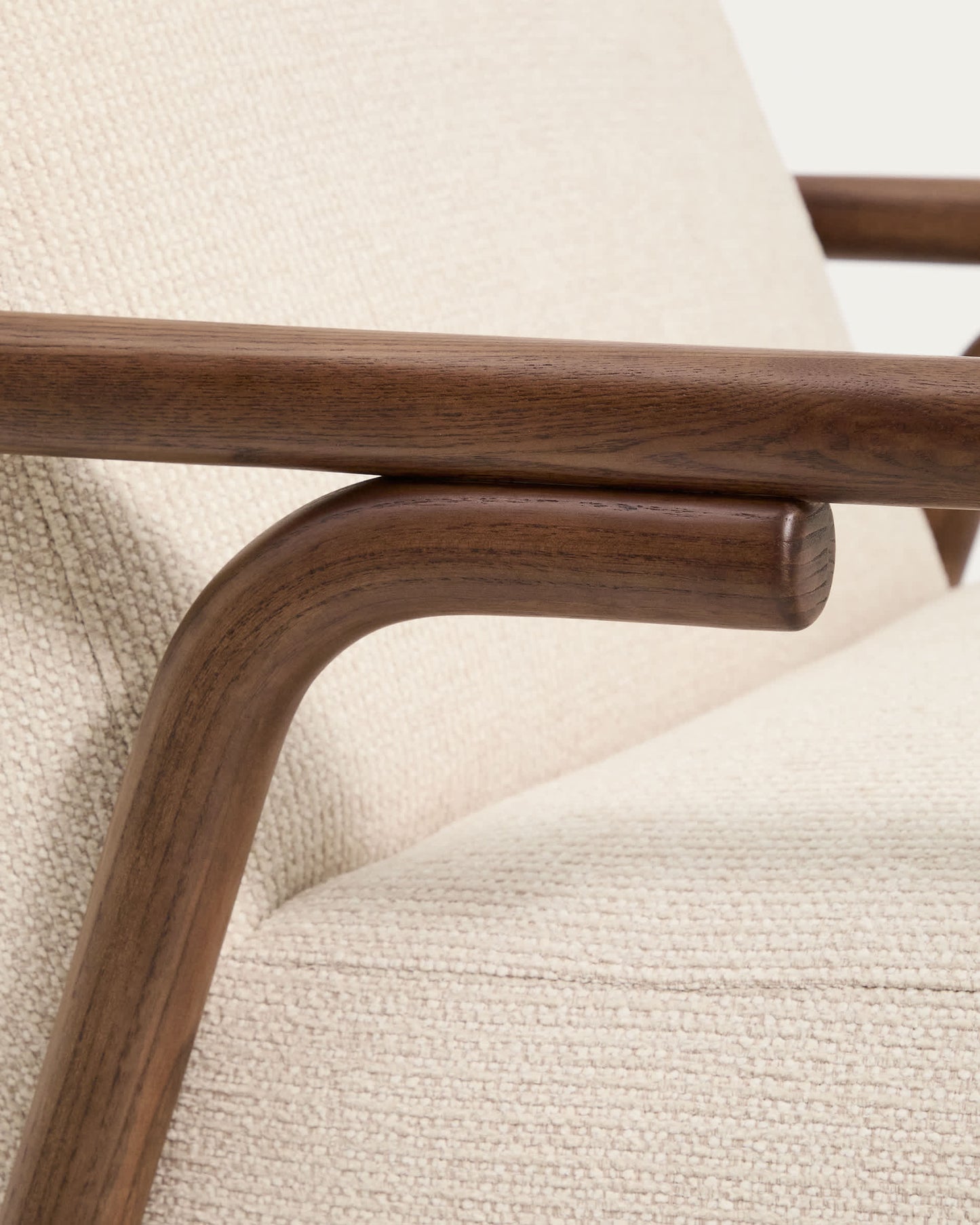 Poltrona Sylo in ciniglia beige e legno massiccio di frassino con finitura color noce