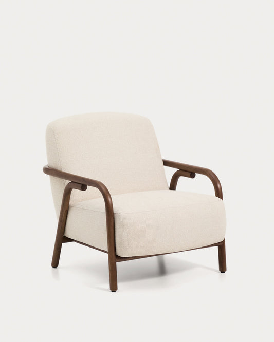 Poltrona Sylo in ciniglia beige e legno massiccio di frassino con finitura color noce