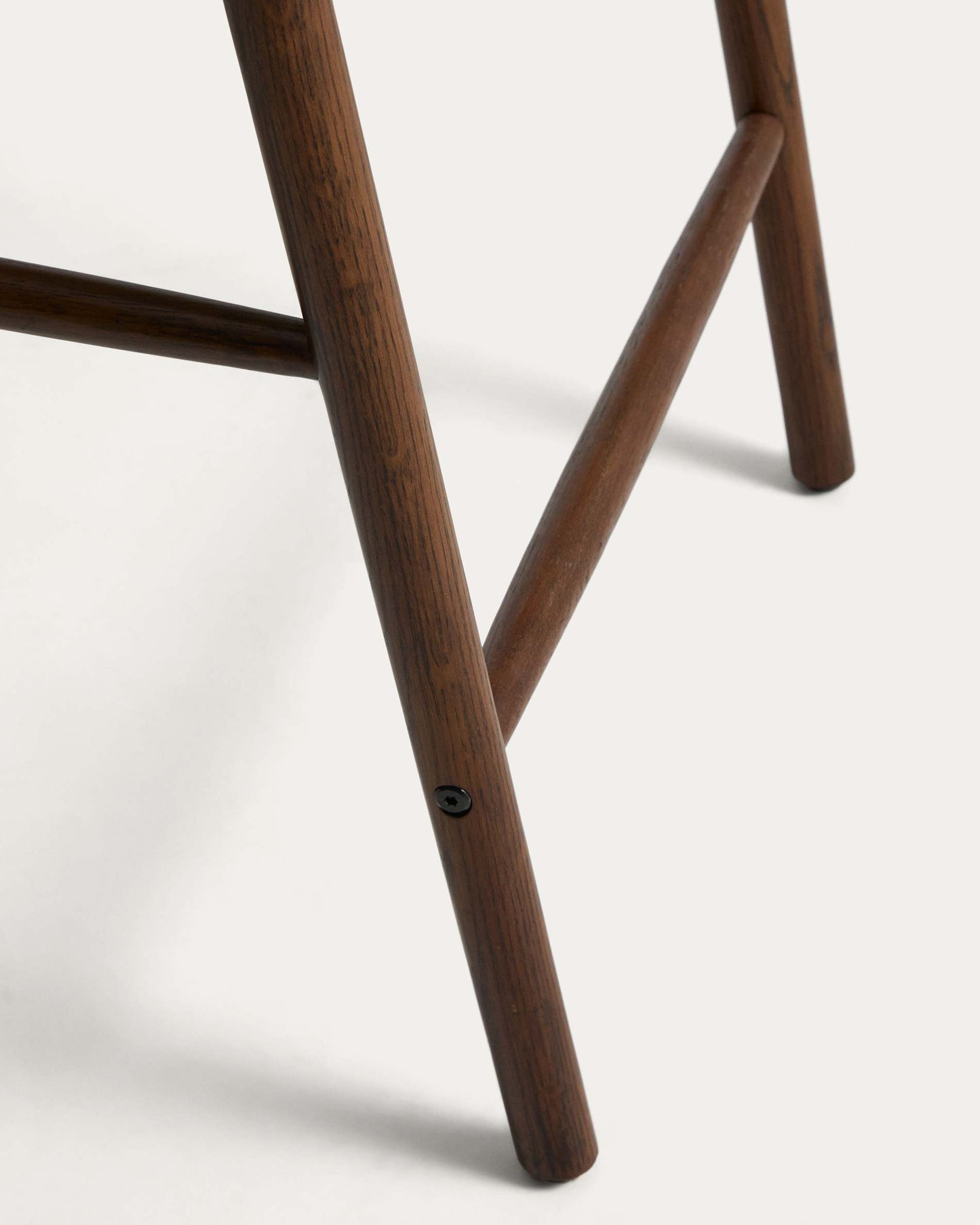 Sgabello Derile in rovere massiccio con finitura noce e corda di carta beige FSC Mix Credit 65 cm