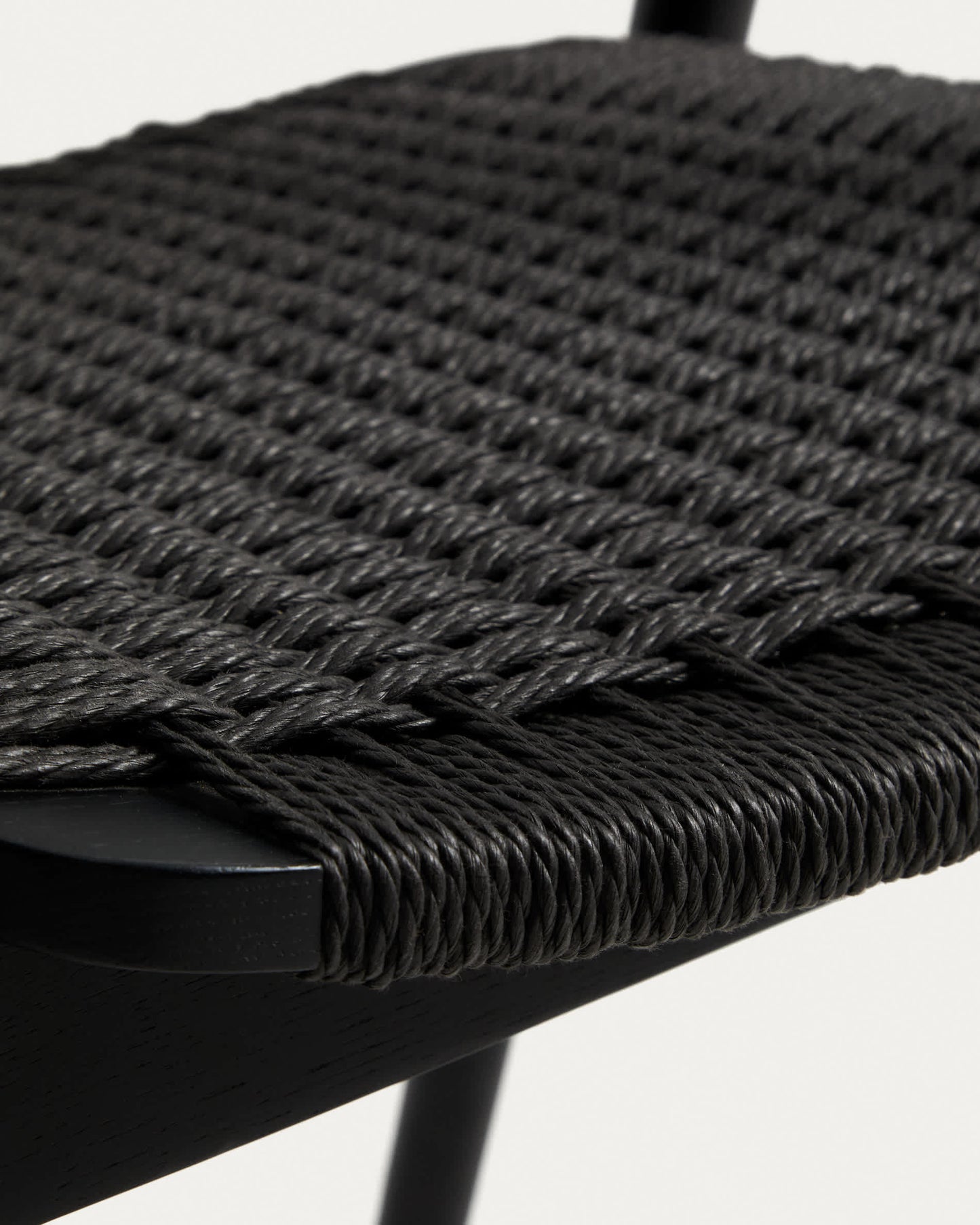 Sedia Derile in rovere massiccio con finitura nera e corda di carta nera FSC Mix Credit