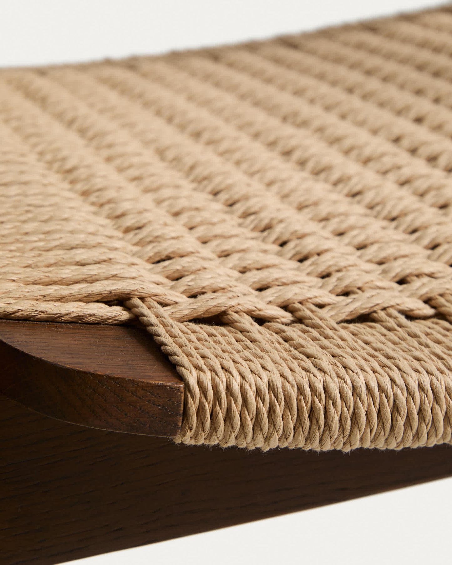 Sedia Derile in rovere massiccio con finitura noce e corda di carta beige FSC Mix Credit