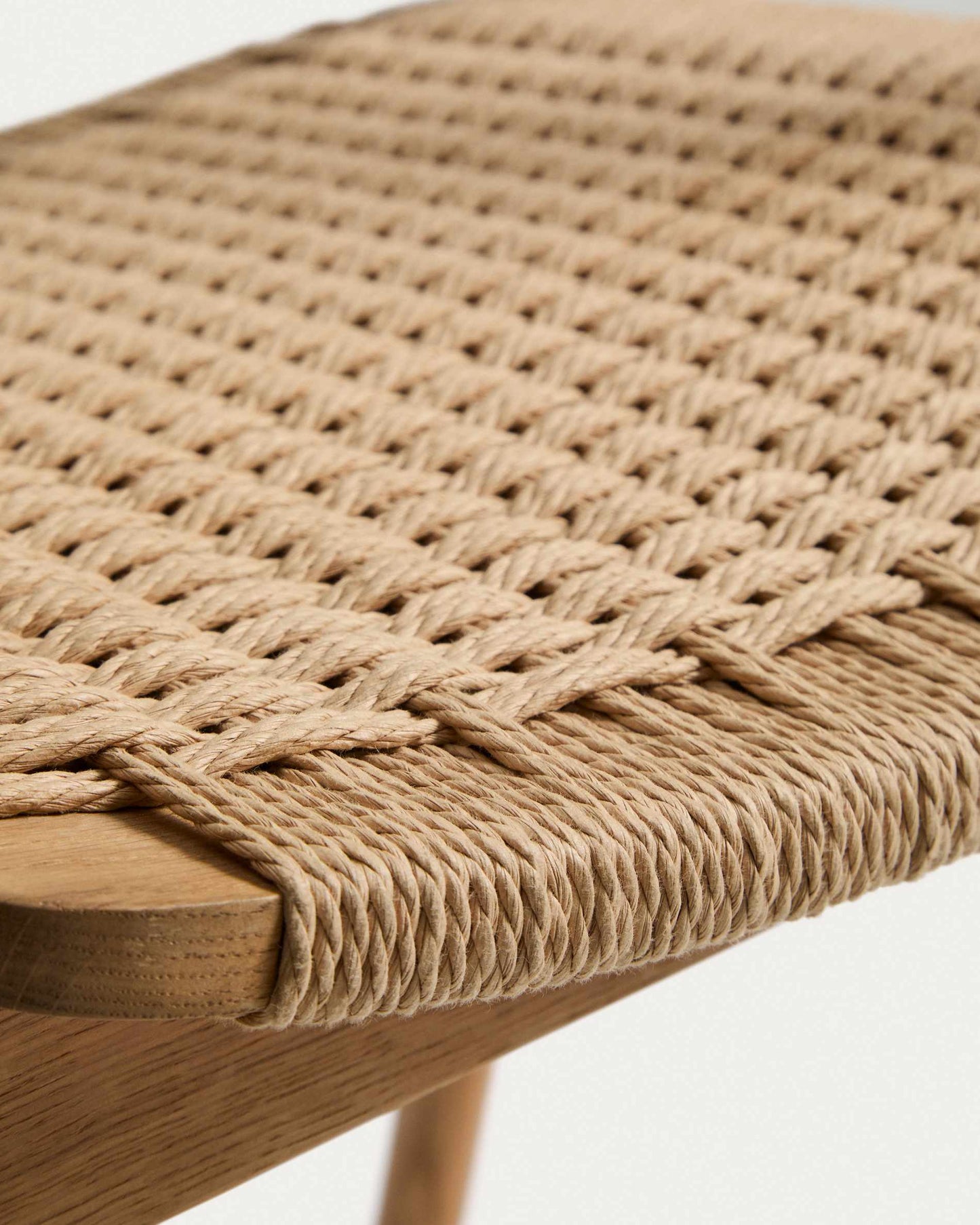 Sedia Derile in legno di rovere massiccio con finitura in tonalità naturale e corda di carta beige FSC Mix Credit