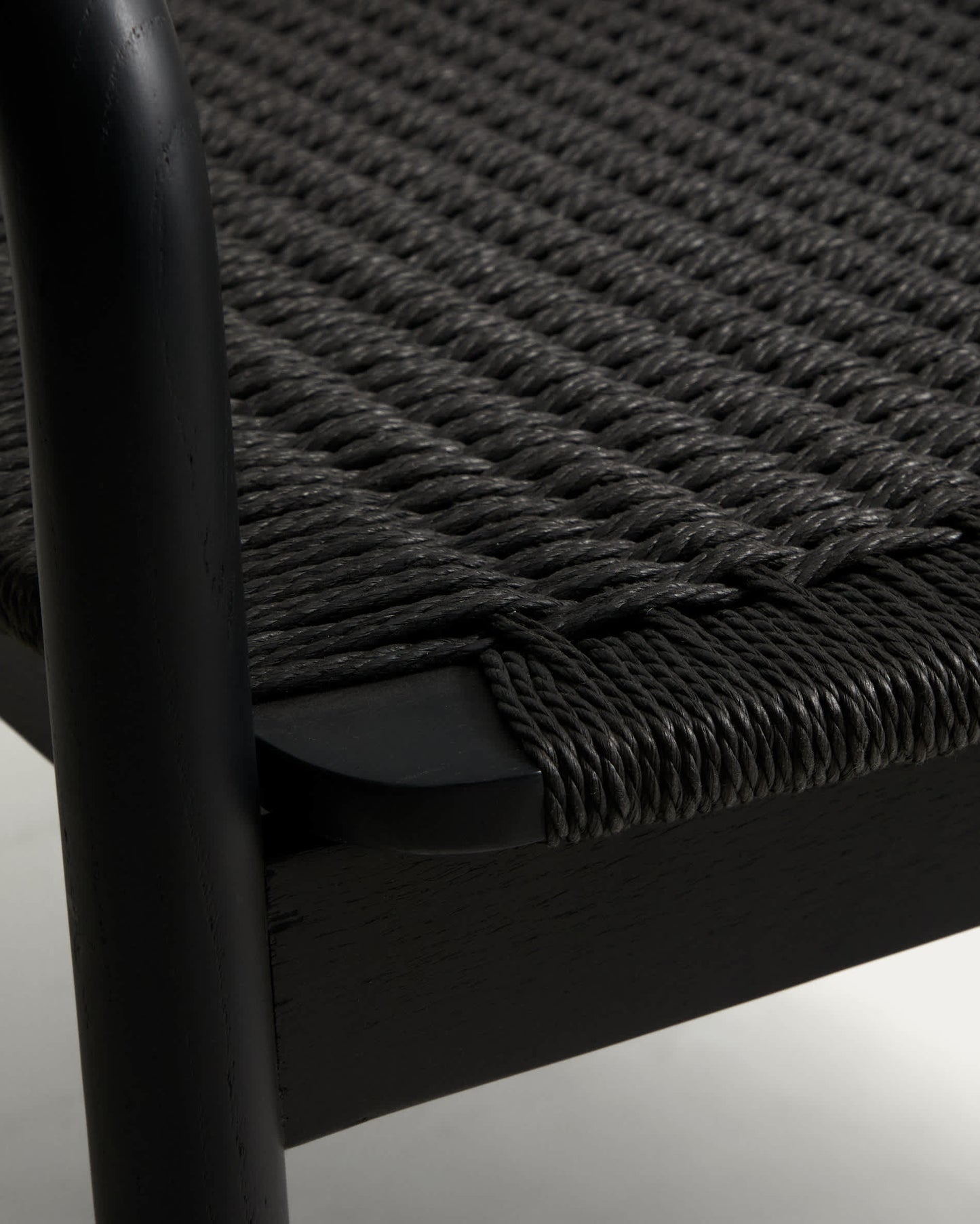 Poltrona Derile in legno massello di rovere con finitura nera e corda in carta nera FSC Mix Credit.