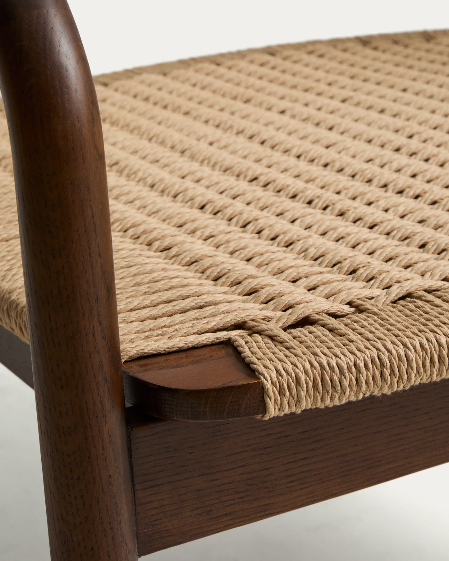 Poltrona Derile in rovere massiccio con finitura noce e corda di carta beige FSC Mix Credit