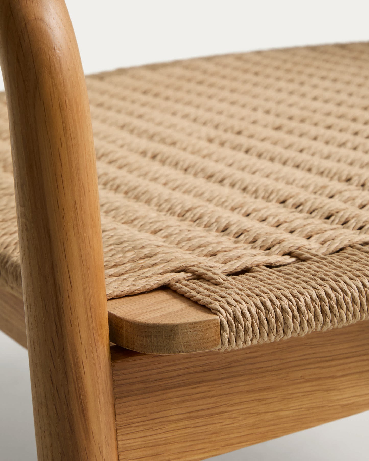 Poltrona Derile in legno di rovere massiccio con finitura in tonalità naturale e corda di carta beige FSC Mix Credit