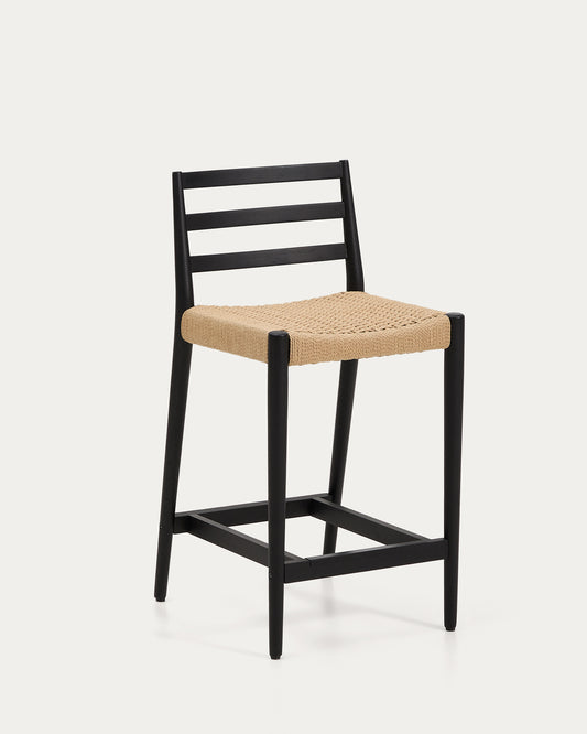 Sgabello Analy con schienale in legno massello di rovere con finitura in nero e seduta in corda da 65 cm