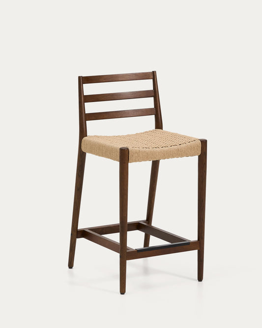Sgabello Analy con schienale in legno massello di rovere con finitura noce e seduta in corda, 65 cm