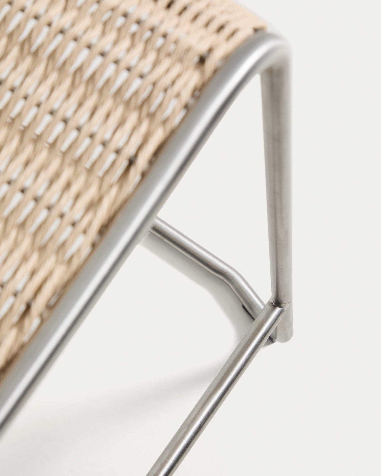 Sgabello impilabile Tavari in corda sintetica beige e acciaio inox AISI 304 effetto spazzolato 65 cm