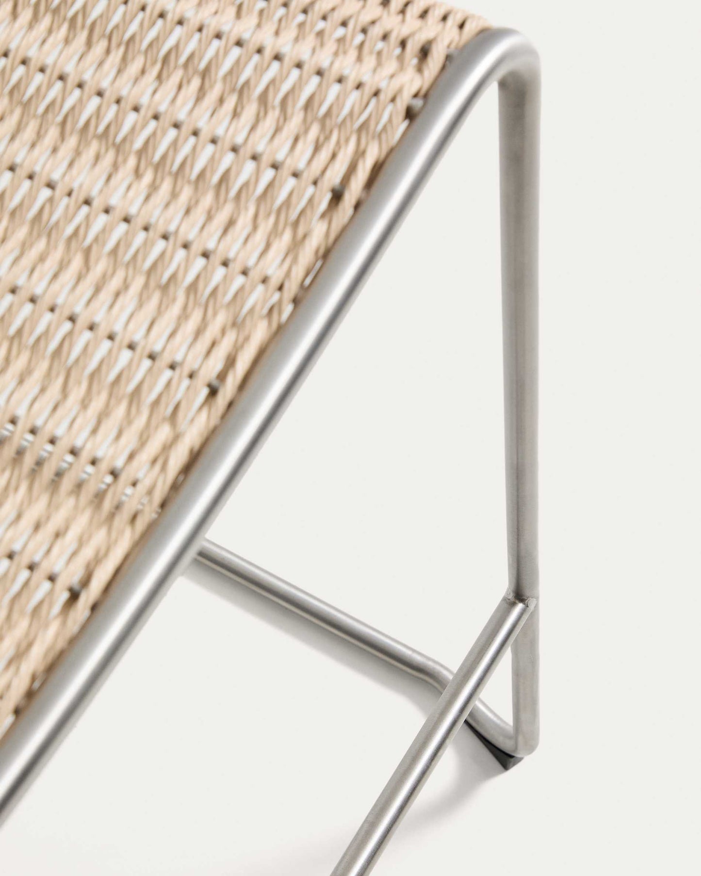 Sgabello impilabile Tavari in corda sintetica beige e acciaio inox AISI 304 effetto spazzolato 75 cm