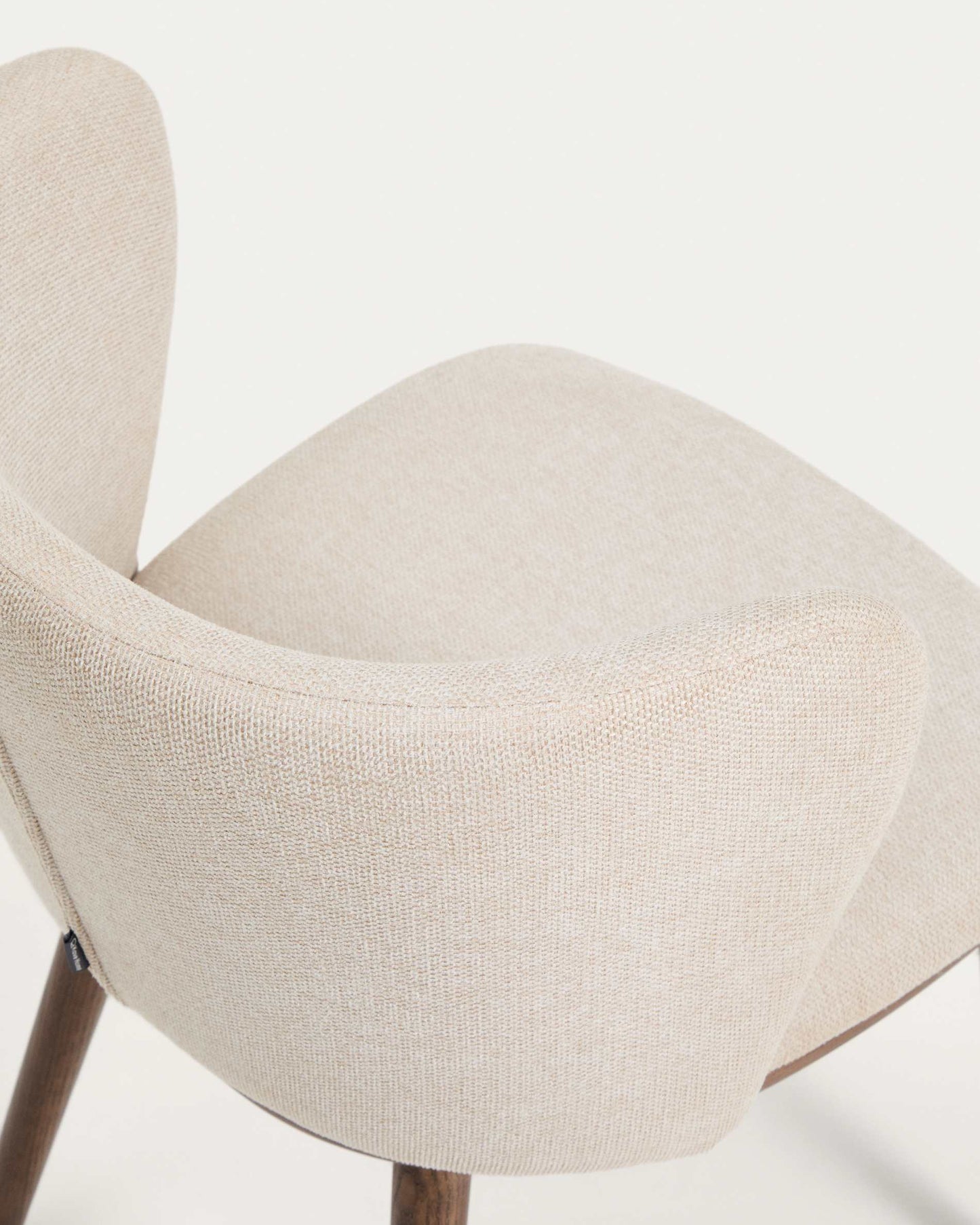 Sedia Ciselia in ciniglia beige e gambe in legno massiccio di frassino con finitura noce