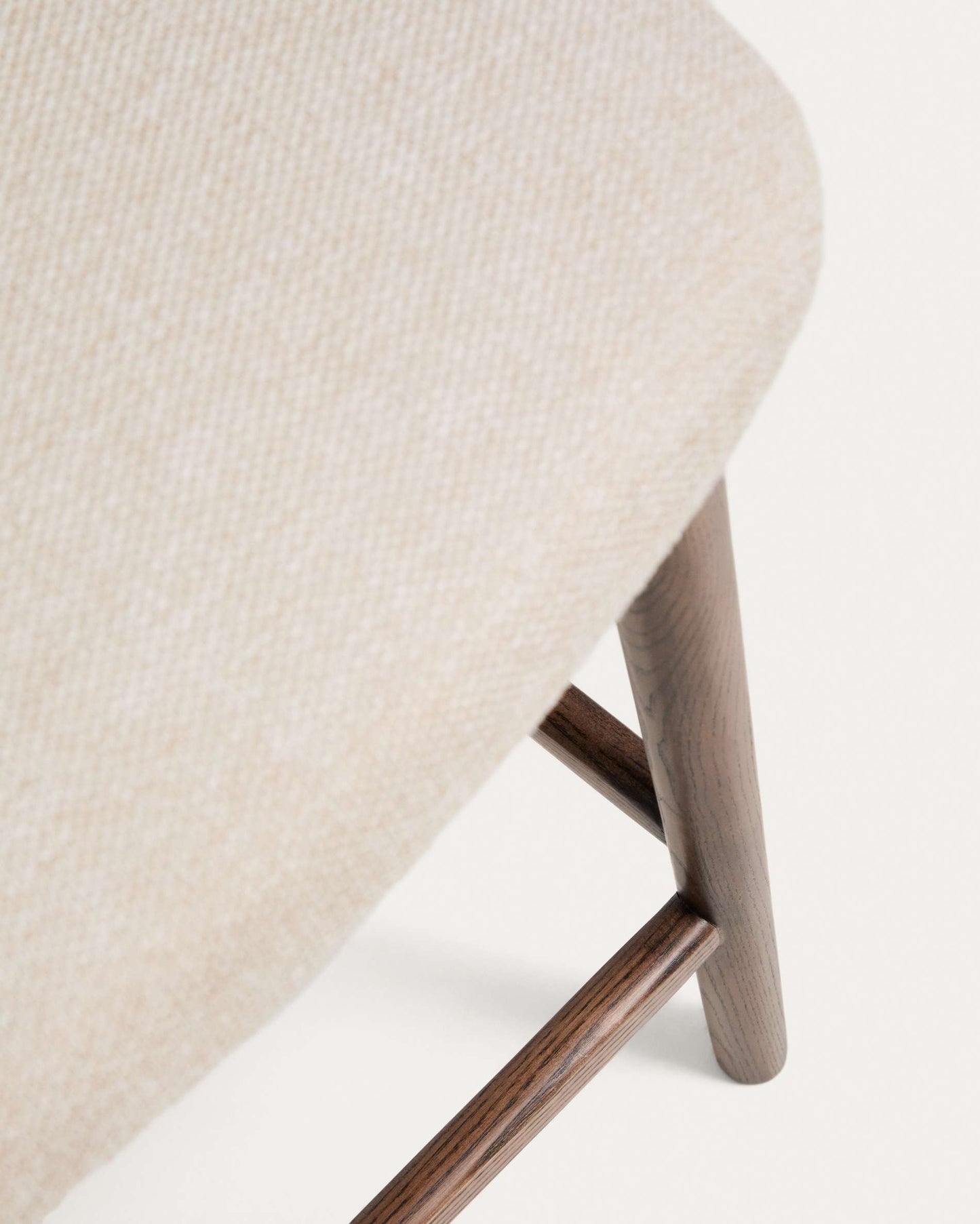 Sgabello Ciselia in ciniglia beige e gambe in legno massiccio di frassino con finitura noce 65 cm