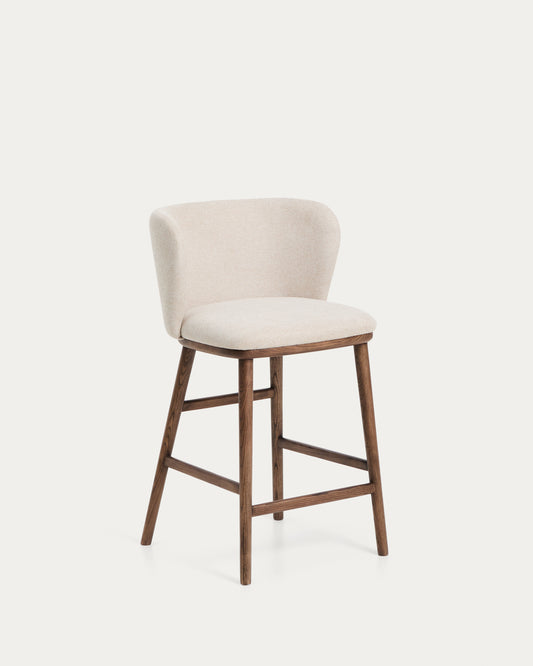 Sgabello Ciselia in ciniglia beige e gambe in legno massiccio di frassino con finitura noce 65 cm