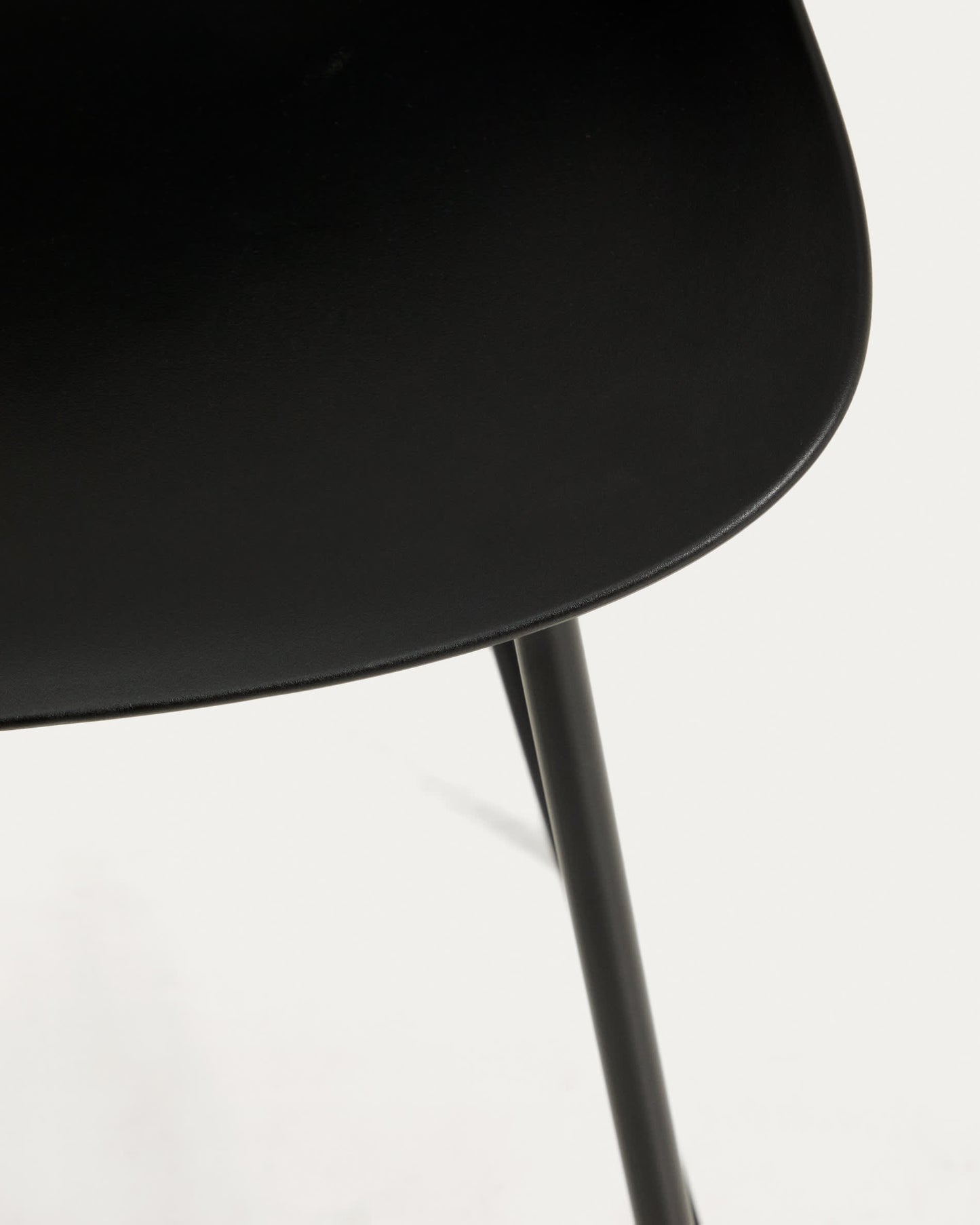 Sgabello Altea nero con gambe in acciaio nero e finitura nera 65 cm