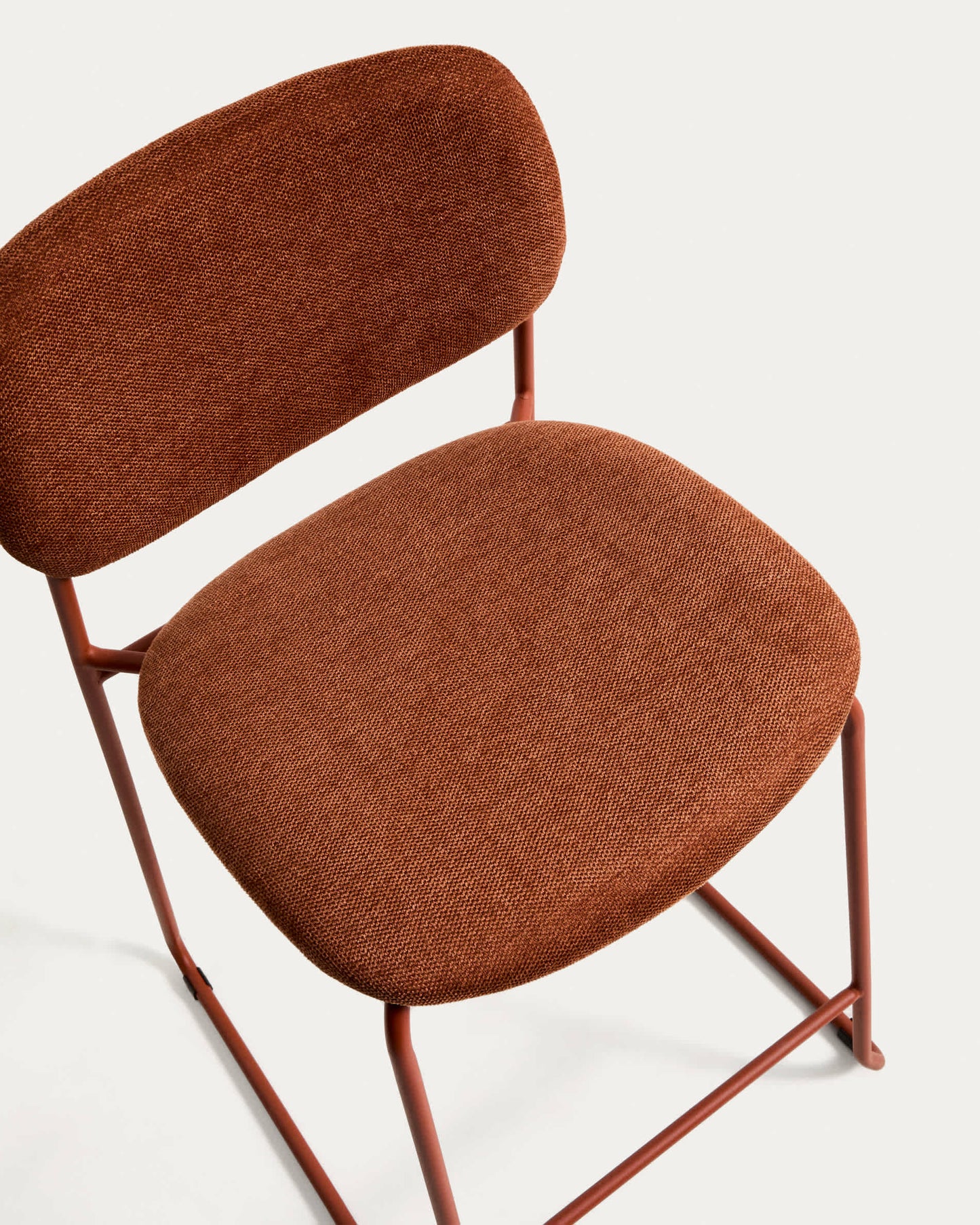 Sgabello impilabile Meli in ciniglia terracotta e gambe in metallo terracotta FSC Mix Credit 65 cm