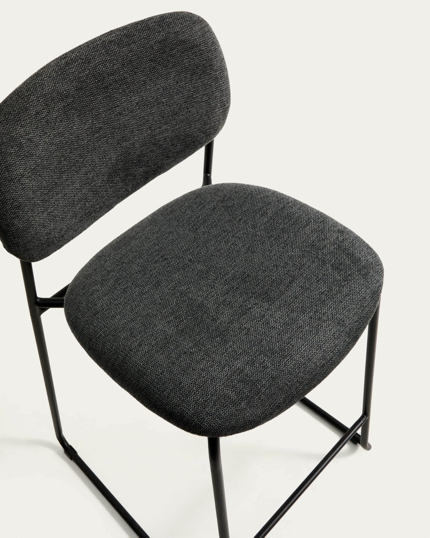Sgabello impilabile Meli in ciniglia grigia e gambe in metallo grigio FSC Mix Credit 65 cm