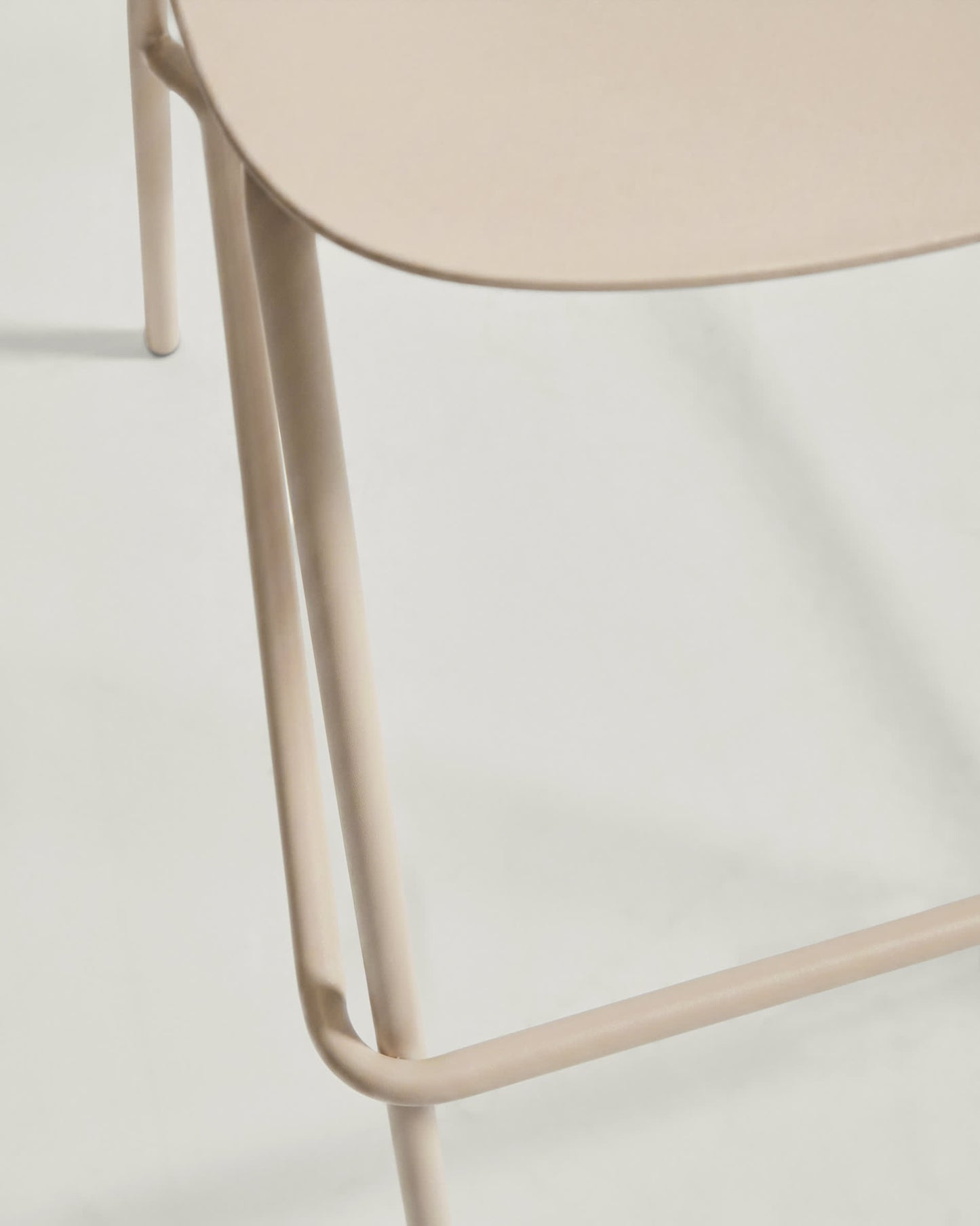 Sgabello Sanile con gambe in acciaio con finitura beige 74 cm