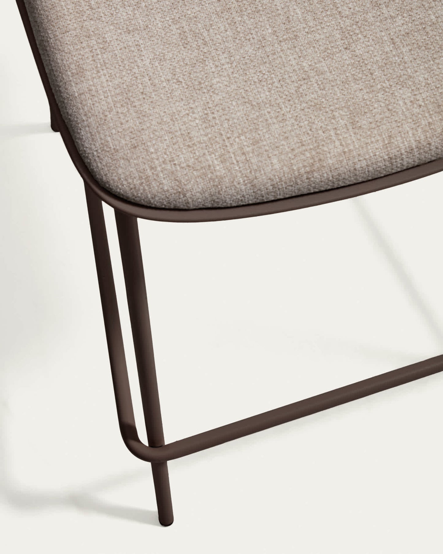 Sgabello Debari con cuscino in ciniglia e gambe in acciaio con finitura marrone 65 cm