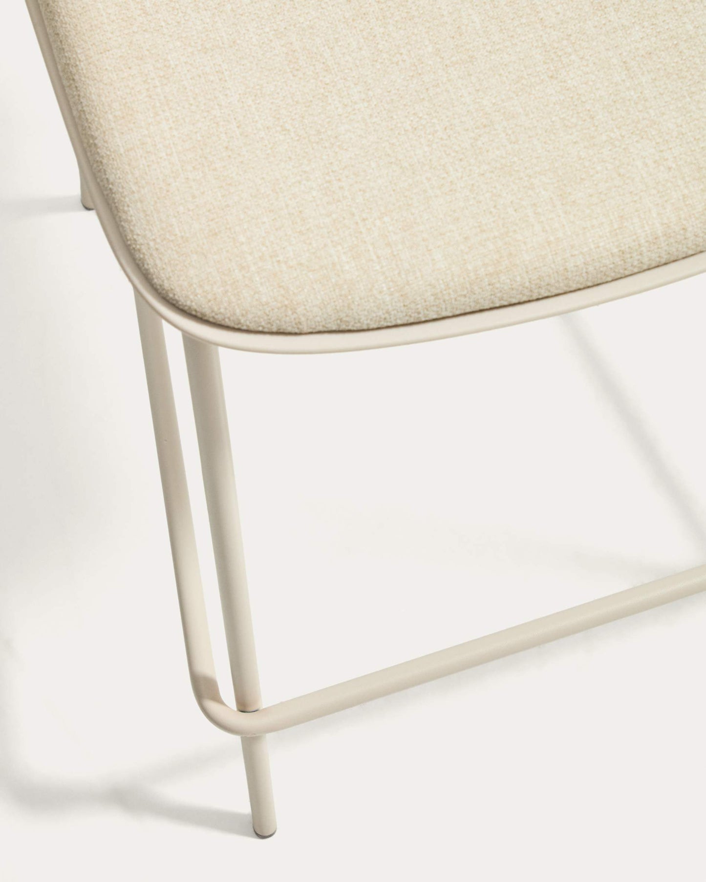 Sgabello Debari con cuscino in ciniglia e gambe in acciaio con finitura beige 65 cm