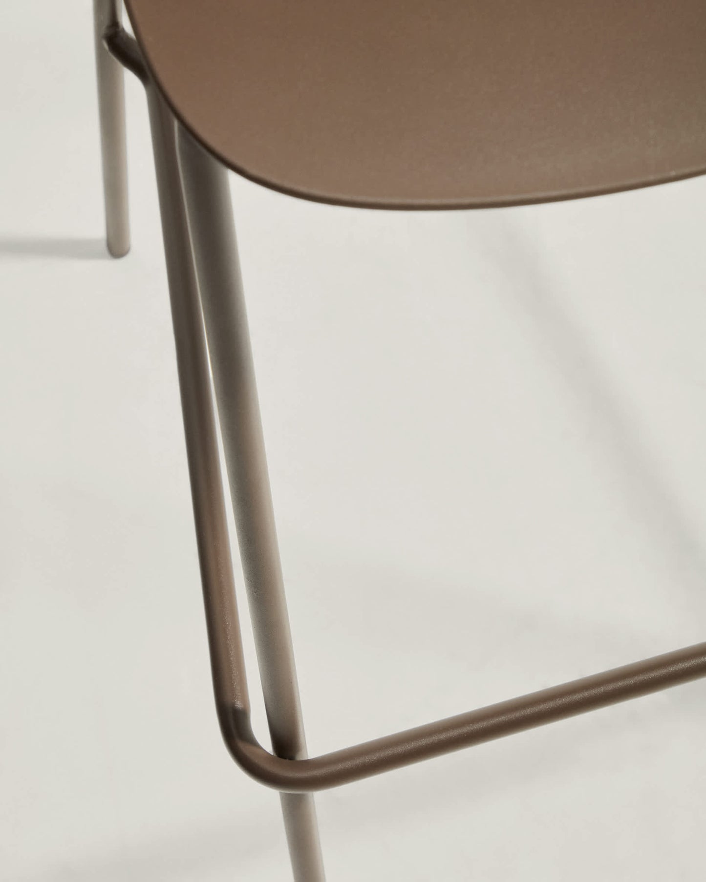 Sgabello Sanile con gambe in acciaio con finitura marrone 74 cm