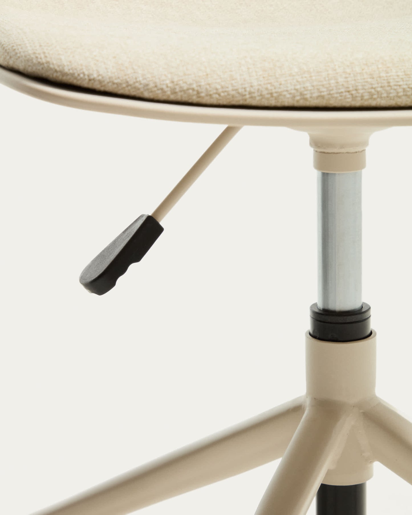 Sedia da scrivania Debari con cuscino in ciniglia e gambe in acciaio con finitura beige
