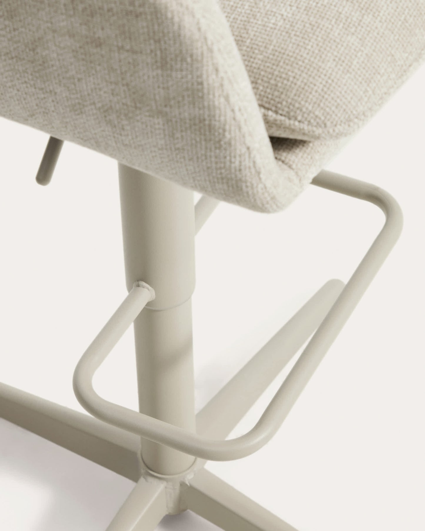 Sgabello girevole Lexa in ciniglia beige con gambe in acciaio con finitura beige